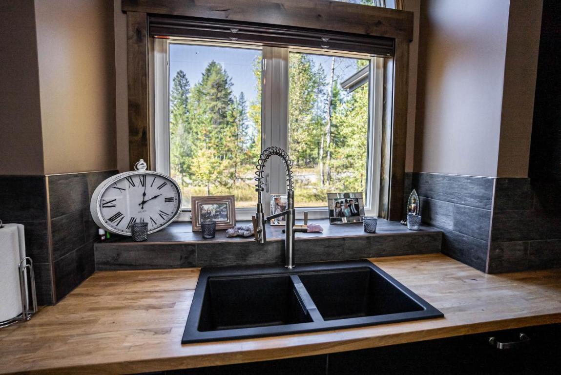 









6320


Robert

Road,
Jaffray,




BC
V0B 1T0

