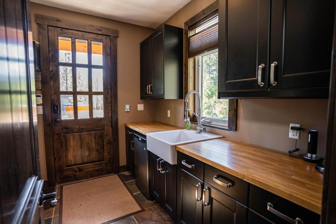 









6320


Robert

Road,
Jaffray,




BC
V0B 1T0


