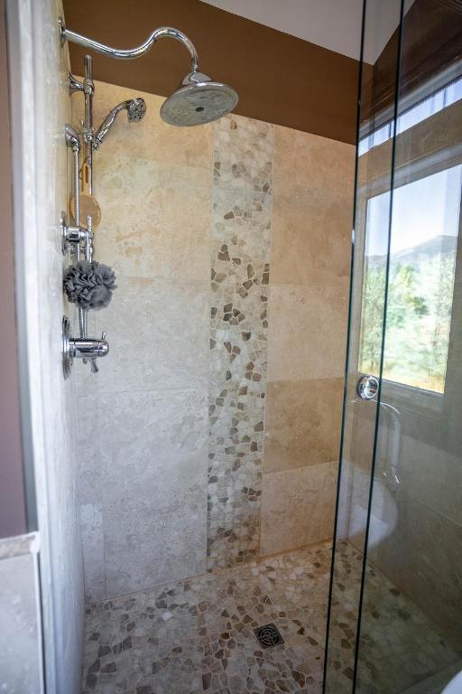 









6320


Robert

Road,
Jaffray,




BC
V0B 1T0

