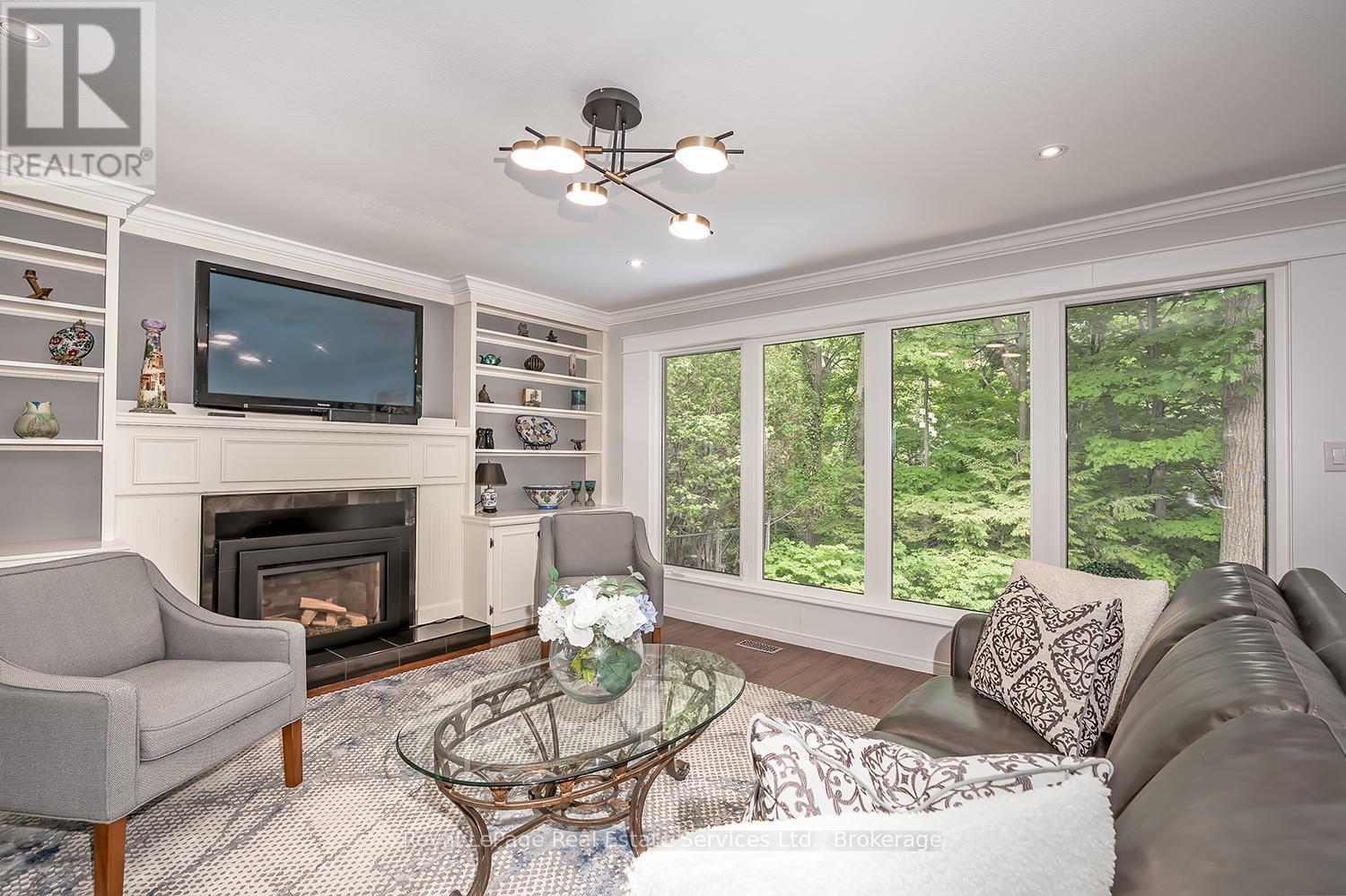 












1933 FOUR SEASONS DRIVE

,
Burlington (Tyandaga),




Ontario
L7P2Y3

