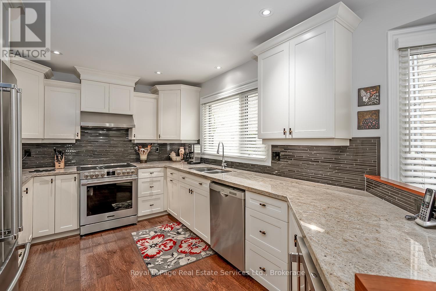 












1933 FOUR SEASONS DRIVE

,
Burlington (Tyandaga),




Ontario
L7P2Y3

