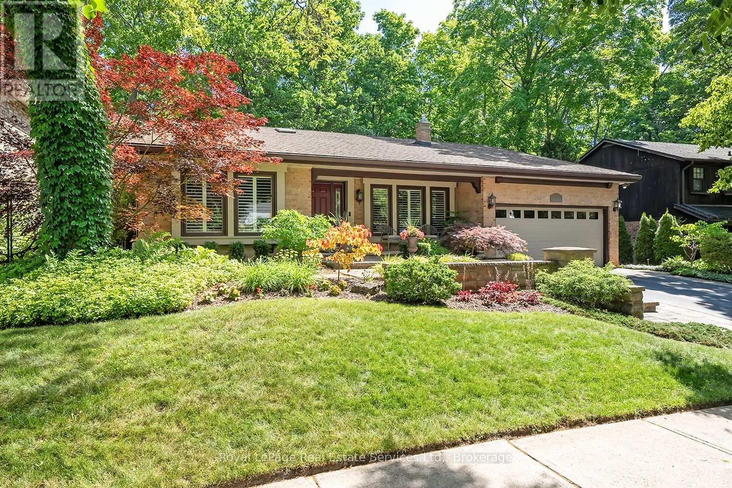 












1933 FOUR SEASONS DRIVE

,
Burlington (Tyandaga),




Ontario
L7P2Y3

