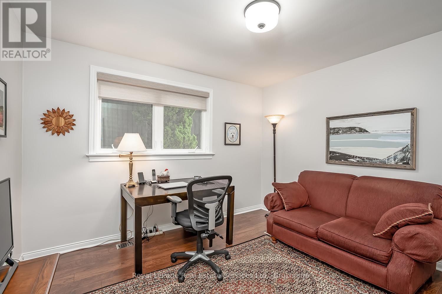 












1933 FOUR SEASONS DRIVE

,
Burlington (Tyandaga),




Ontario
L7P2Y3

