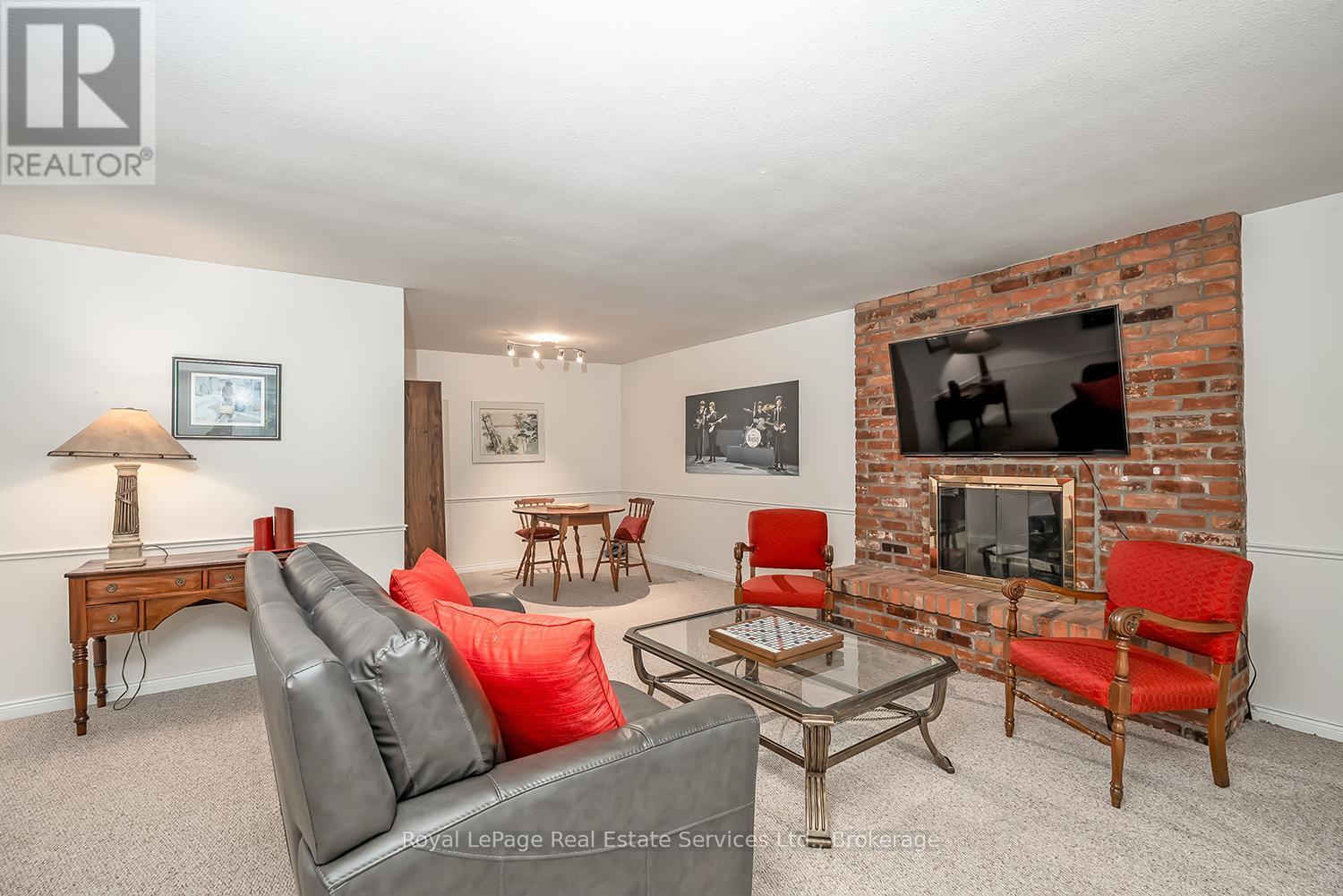 












1933 FOUR SEASONS DRIVE

,
Burlington (Tyandaga),




Ontario
L7P2Y3

