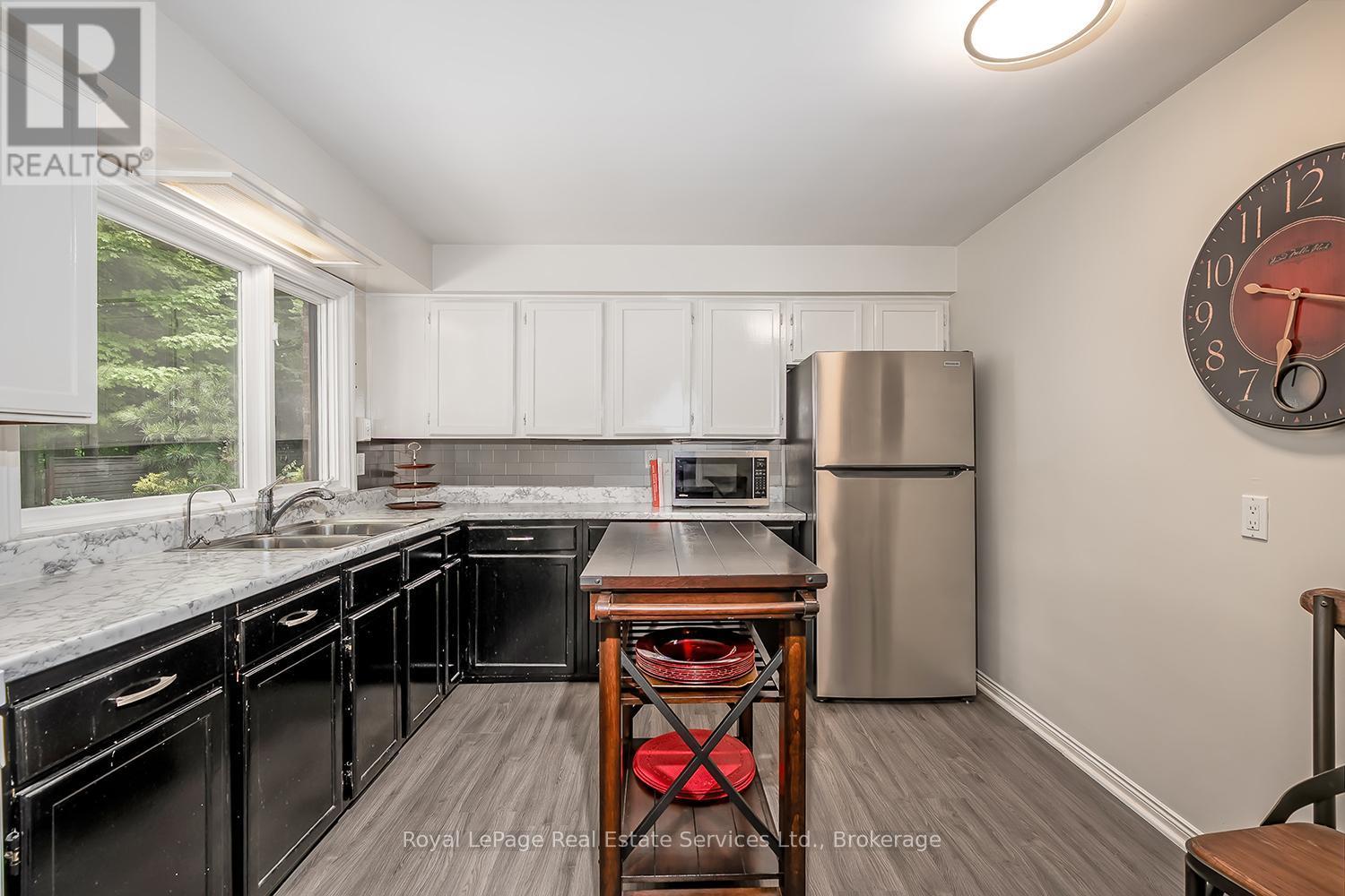 












1933 FOUR SEASONS DRIVE

,
Burlington (Tyandaga),




Ontario
L7P2Y3

