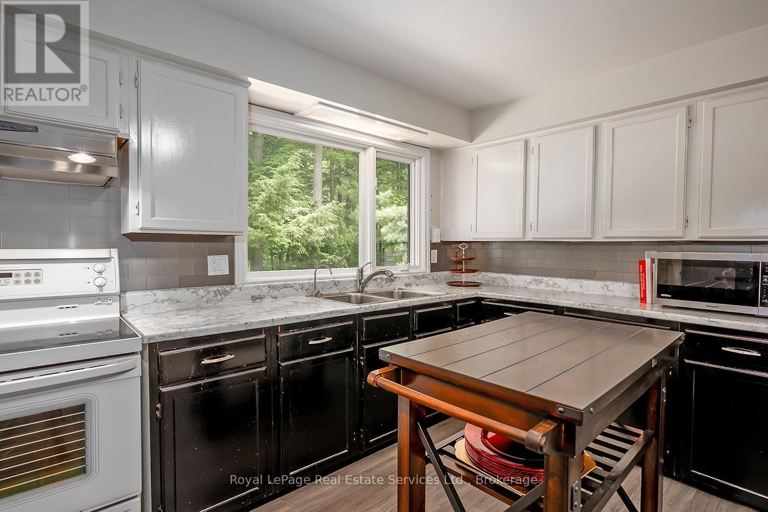 












1933 FOUR SEASONS DRIVE

,
Burlington (Tyandaga),




Ontario
L7P2Y3


