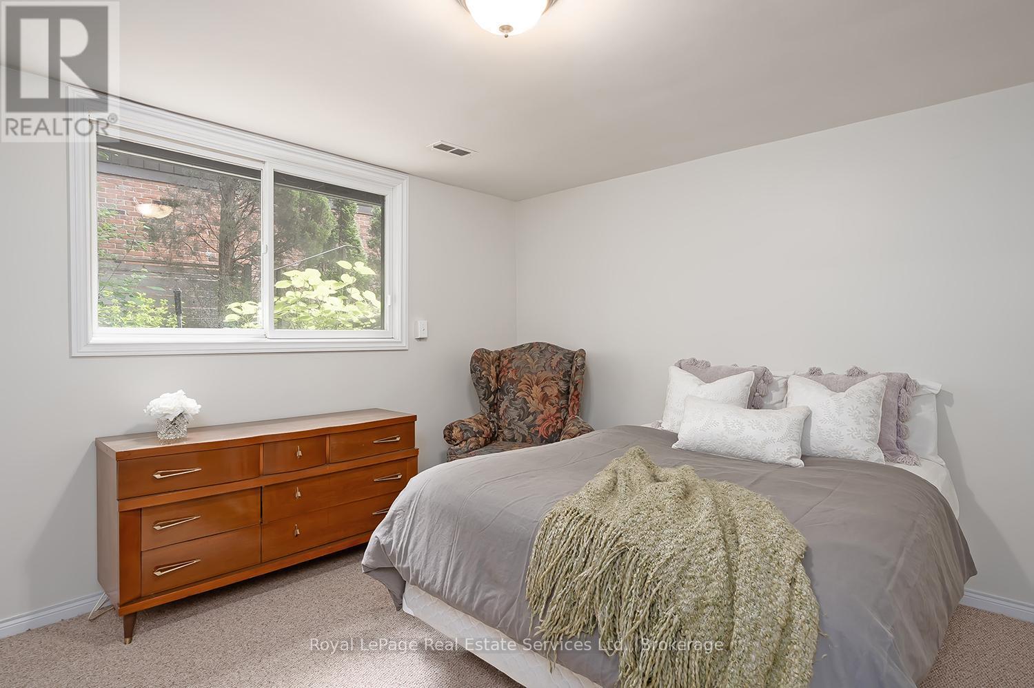 












1933 FOUR SEASONS DRIVE

,
Burlington (Tyandaga),




Ontario
L7P2Y3

