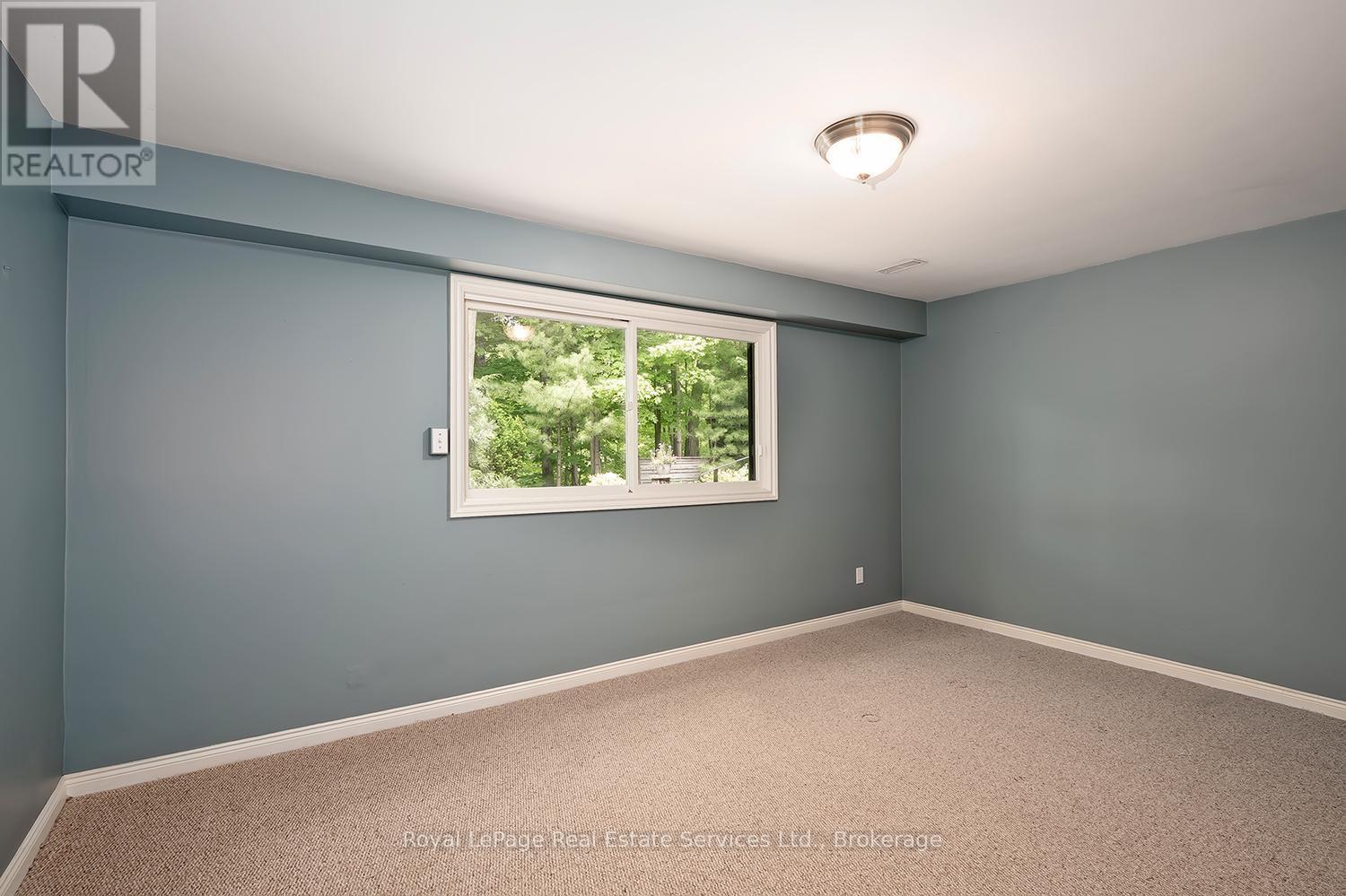 












1933 FOUR SEASONS DRIVE

,
Burlington (Tyandaga),




Ontario
L7P2Y3

