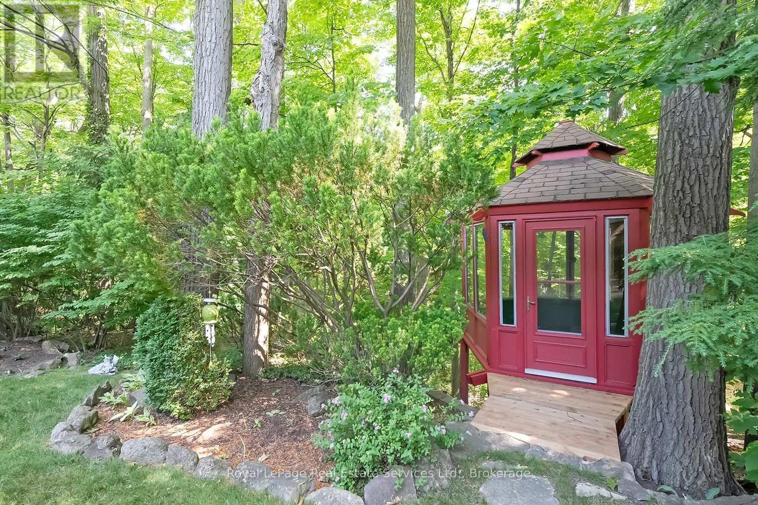 












1933 FOUR SEASONS DRIVE

,
Burlington (Tyandaga),




Ontario
L7P2Y3

