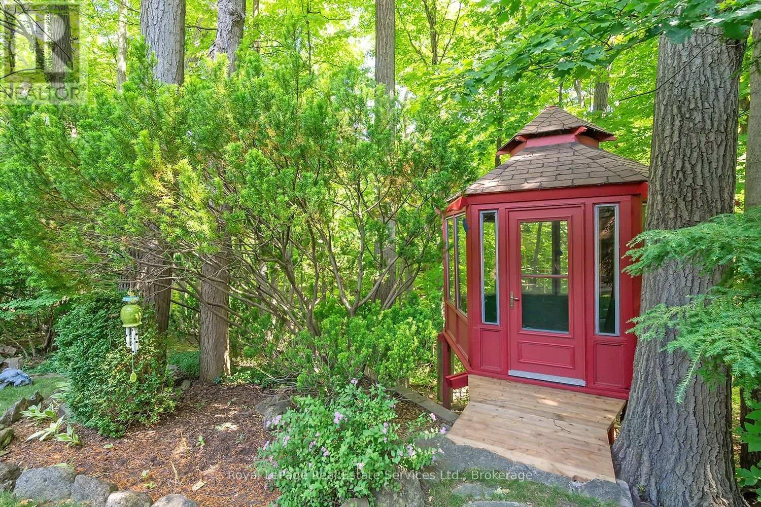 












1933 FOUR SEASONS DRIVE

,
Burlington (Tyandaga),




Ontario
L7P2Y3

