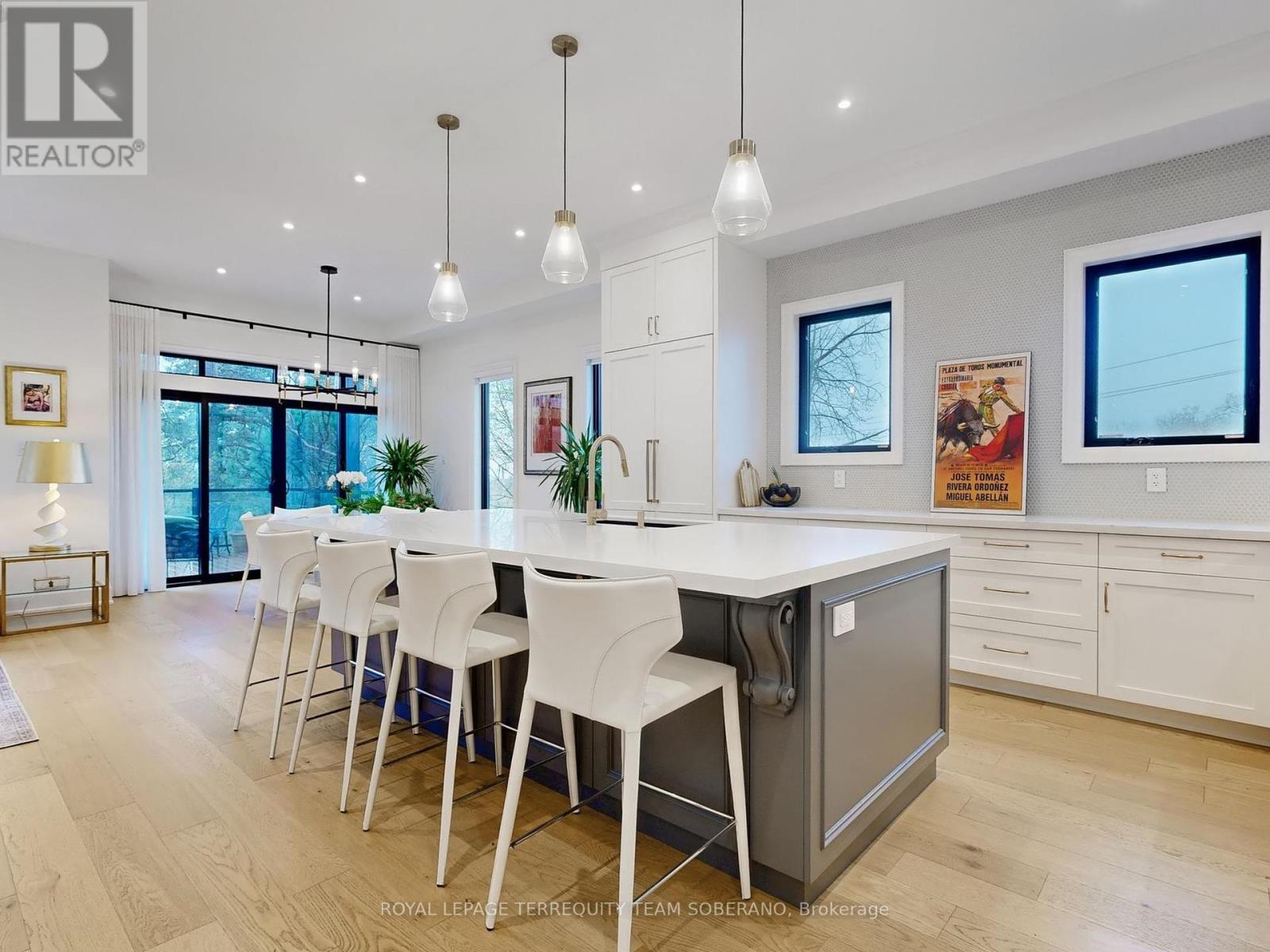 












308 RIDGEWOOD ROAD

,
Toronto,




Ontario
M1C2X2

