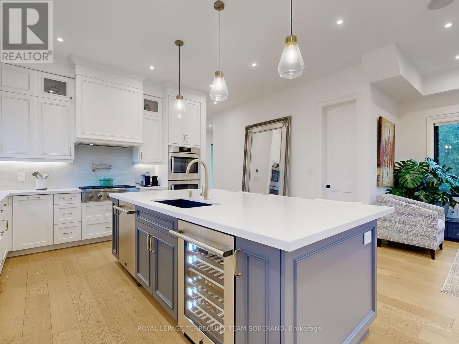 












308 RIDGEWOOD ROAD

,
Toronto,




Ontario
M1C2X2

