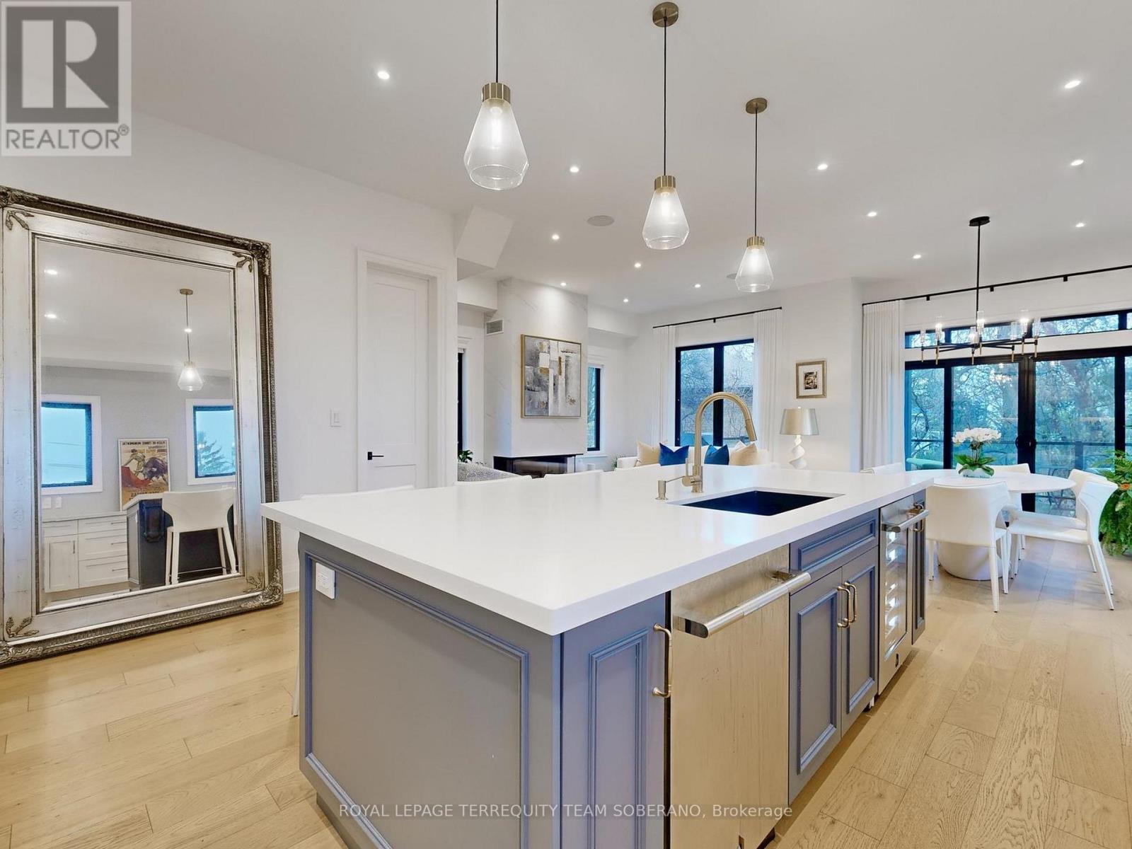 












308 RIDGEWOOD ROAD

,
Toronto,




Ontario
M1C2X2

