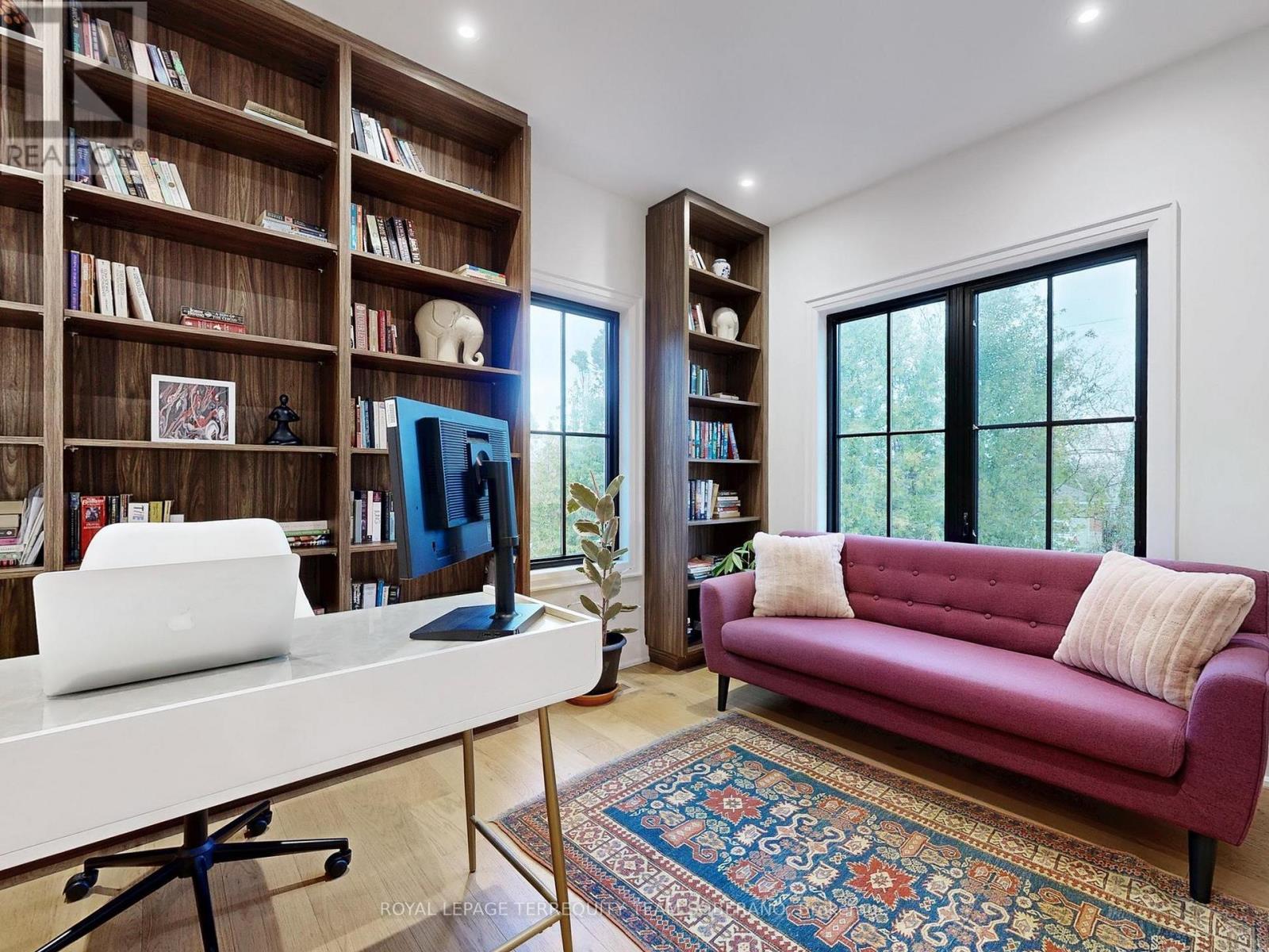 












308 RIDGEWOOD ROAD

,
Toronto,




Ontario
M1C2X2

