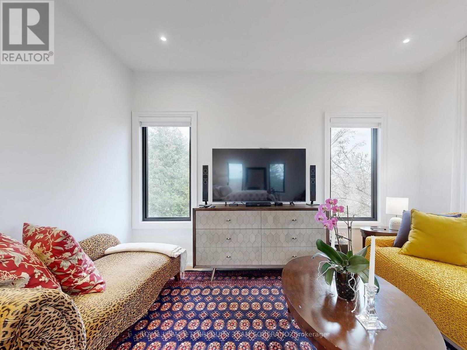 












308 RIDGEWOOD ROAD

,
Toronto,




Ontario
M1C2X2

