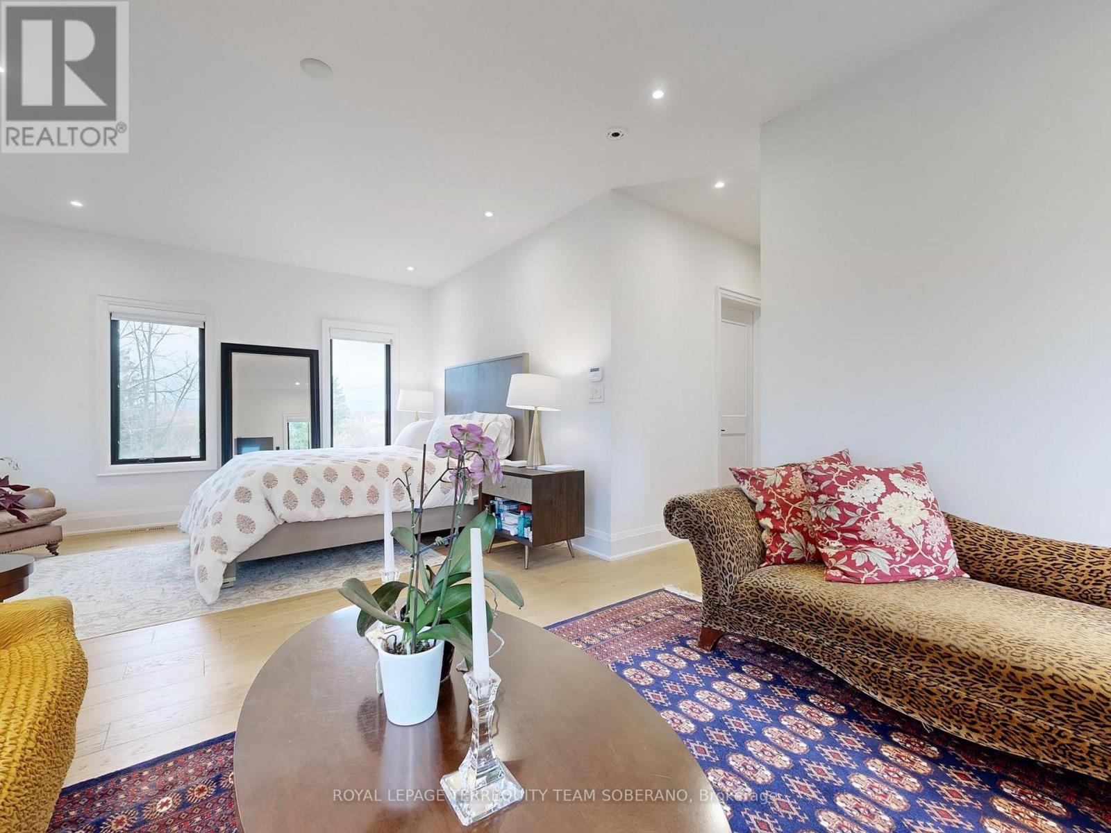 












308 RIDGEWOOD ROAD

,
Toronto,




Ontario
M1C2X2

