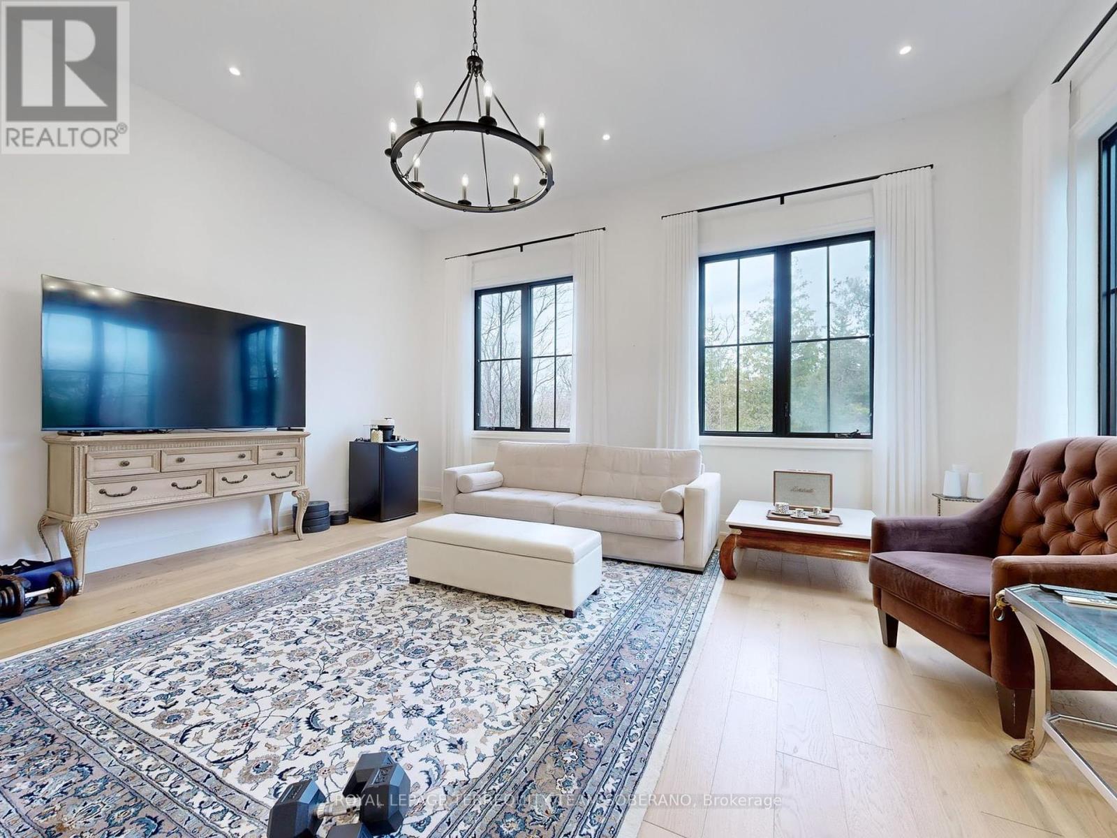 












308 RIDGEWOOD ROAD

,
Toronto,




Ontario
M1C2X2

