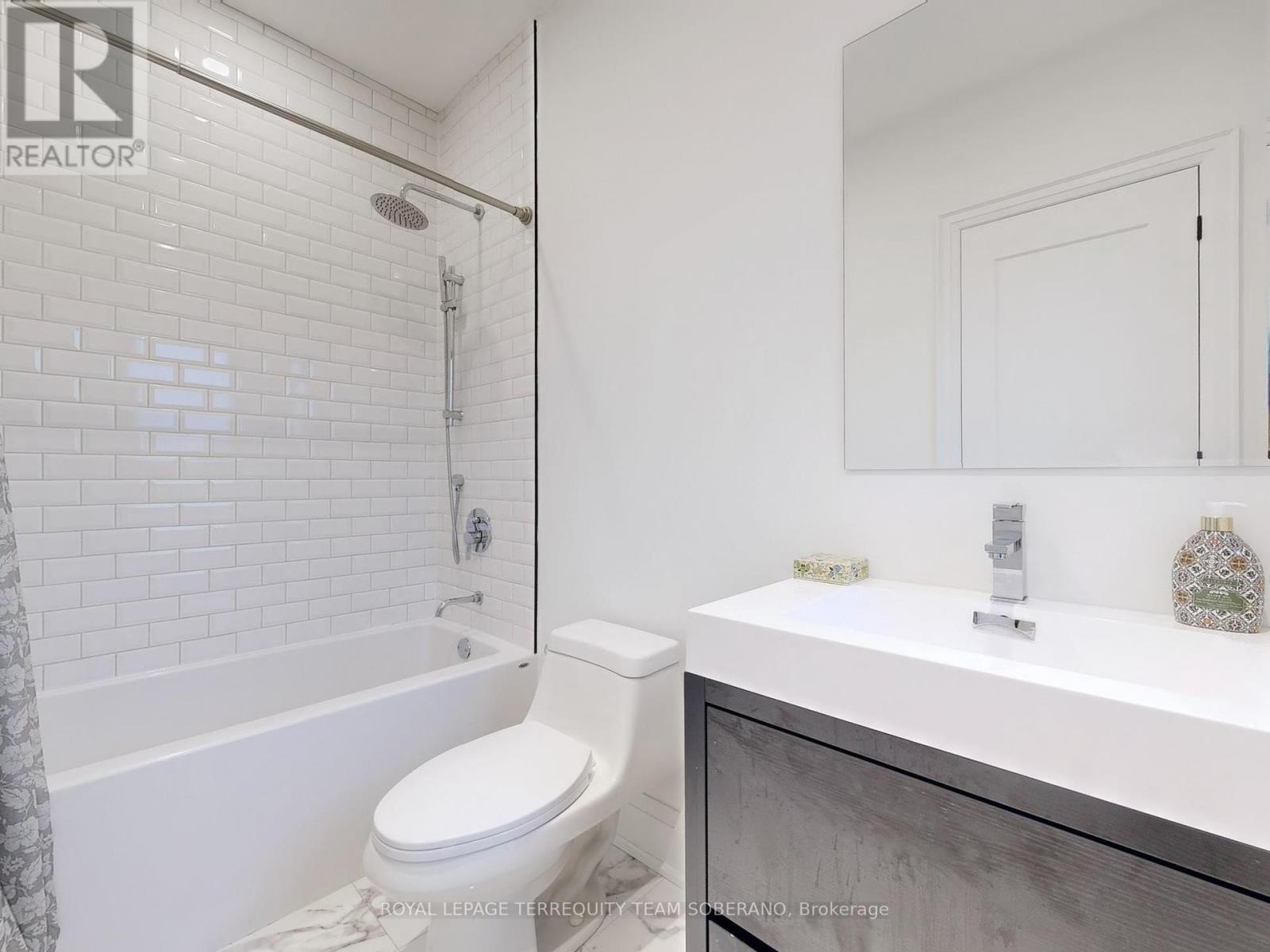 












308 RIDGEWOOD ROAD

,
Toronto,




Ontario
M1C2X2

