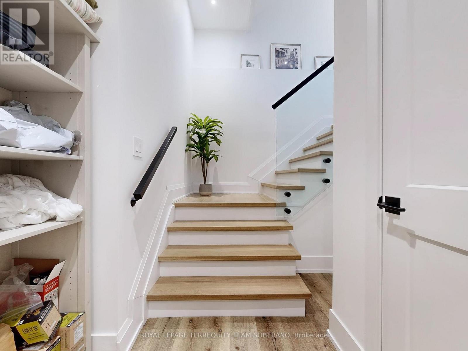 












308 RIDGEWOOD ROAD

,
Toronto,




Ontario
M1C2X2

