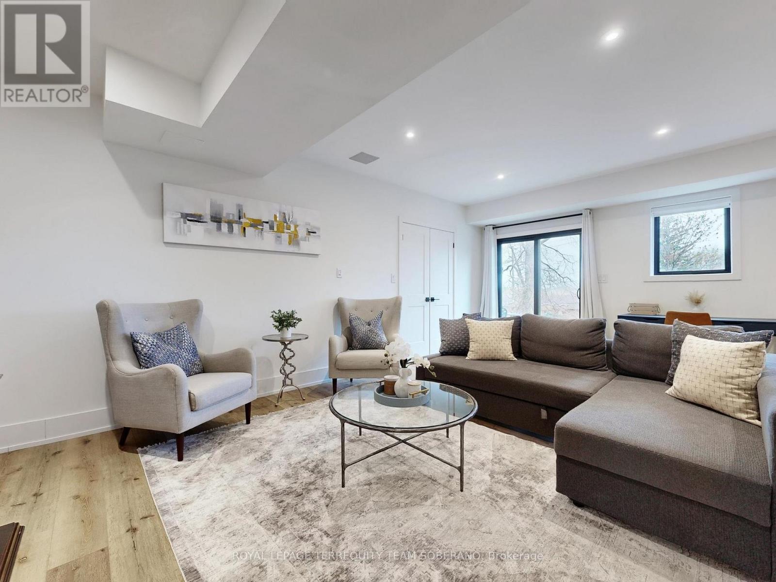 












308 RIDGEWOOD ROAD

,
Toronto,




Ontario
M1C2X2

