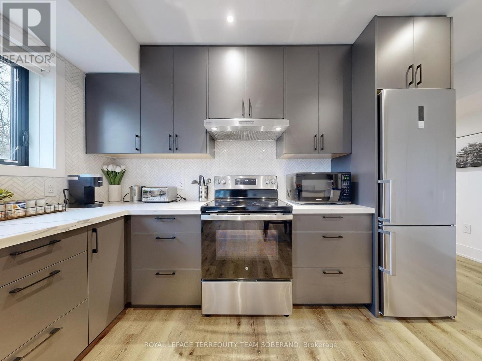 












308 RIDGEWOOD ROAD

,
Toronto,




Ontario
M1C2X2

