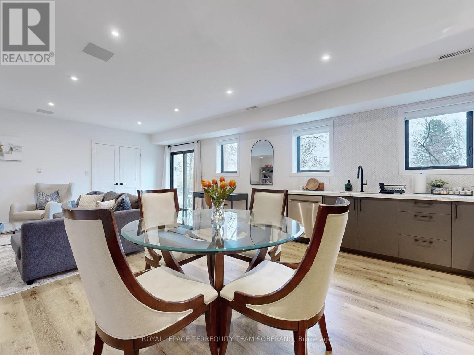 












308 RIDGEWOOD ROAD

,
Toronto,




Ontario
M1C2X2

