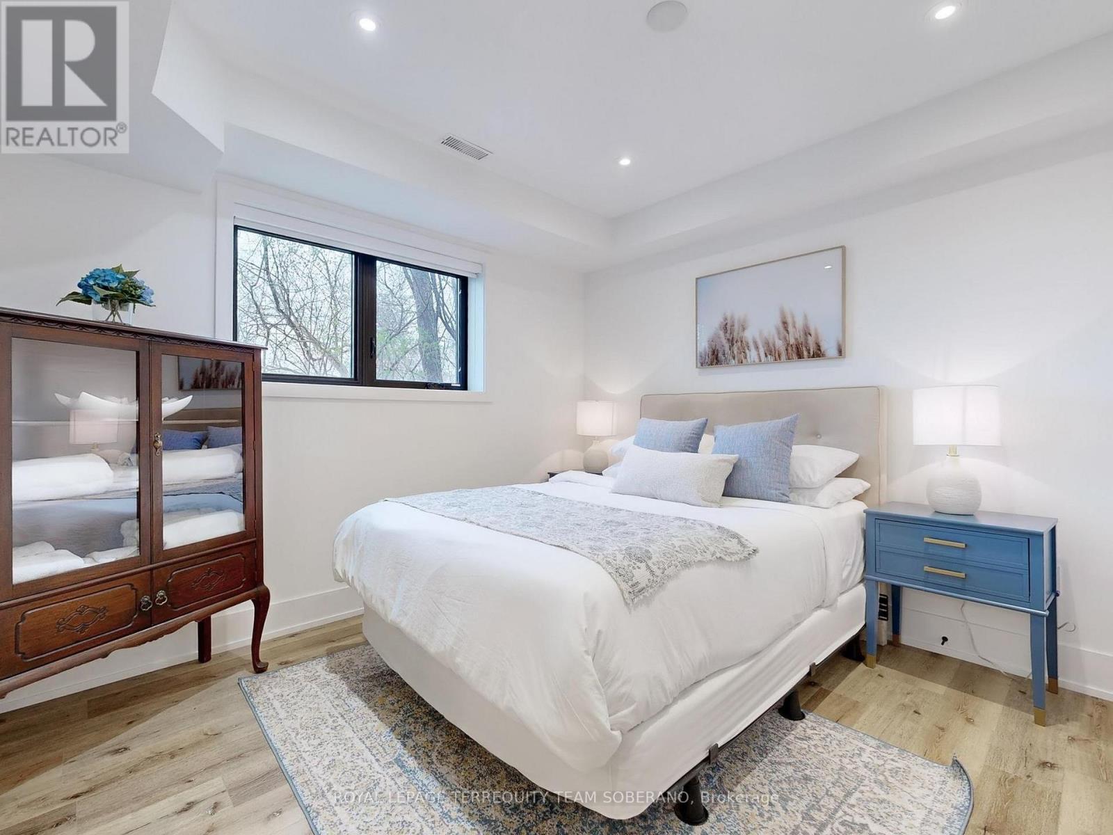 












308 RIDGEWOOD ROAD

,
Toronto,




Ontario
M1C2X2

