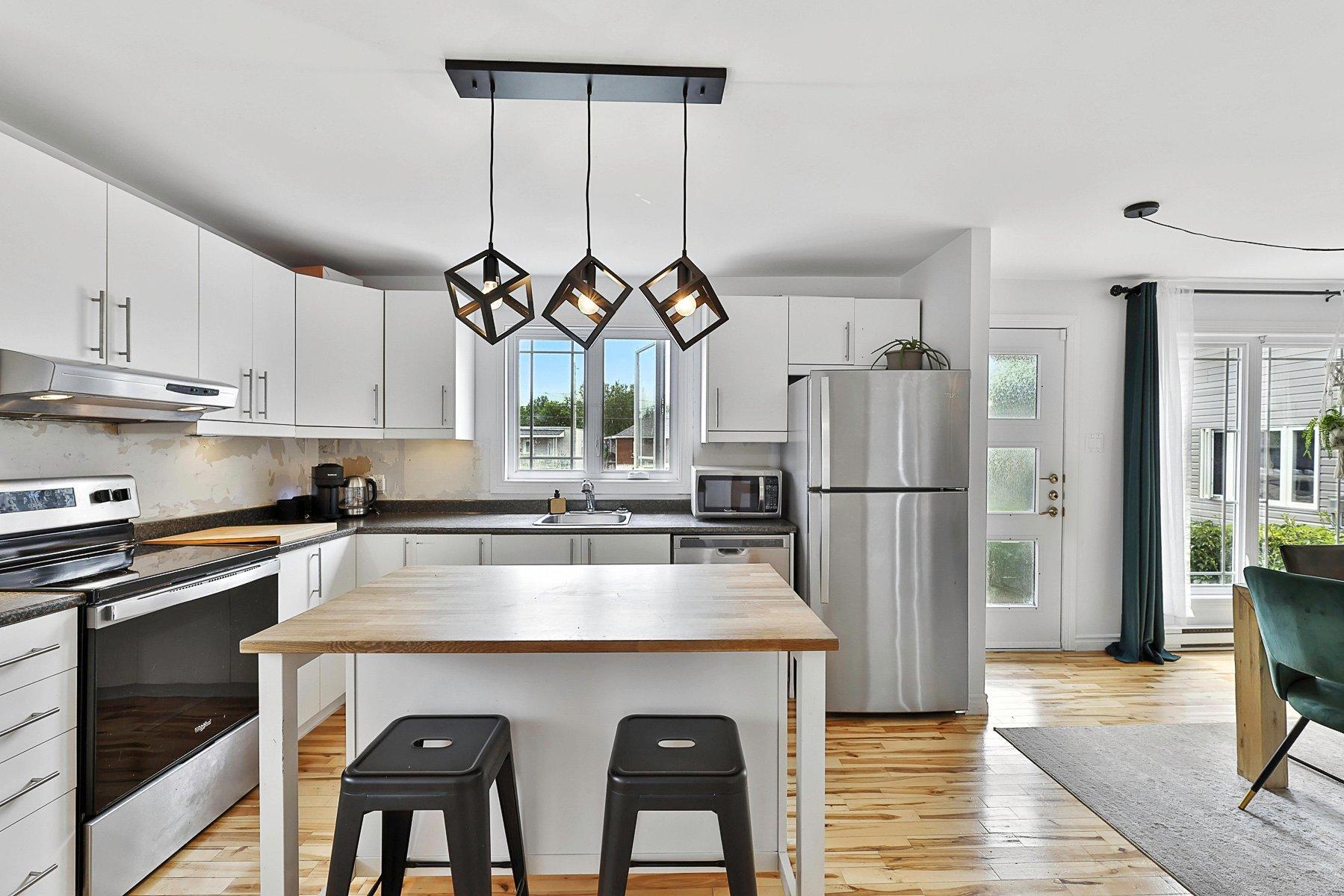 









357


Rue Latour

,
Saint-Jérôme,




QC
J7Z2H3

