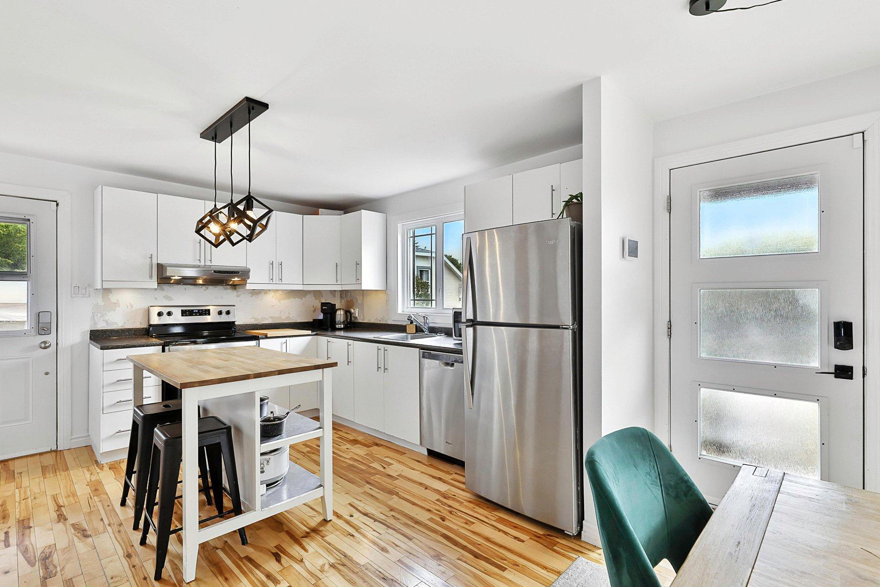 









357


Rue Latour

,
Saint-Jérôme,




QC
J7Z2H3

