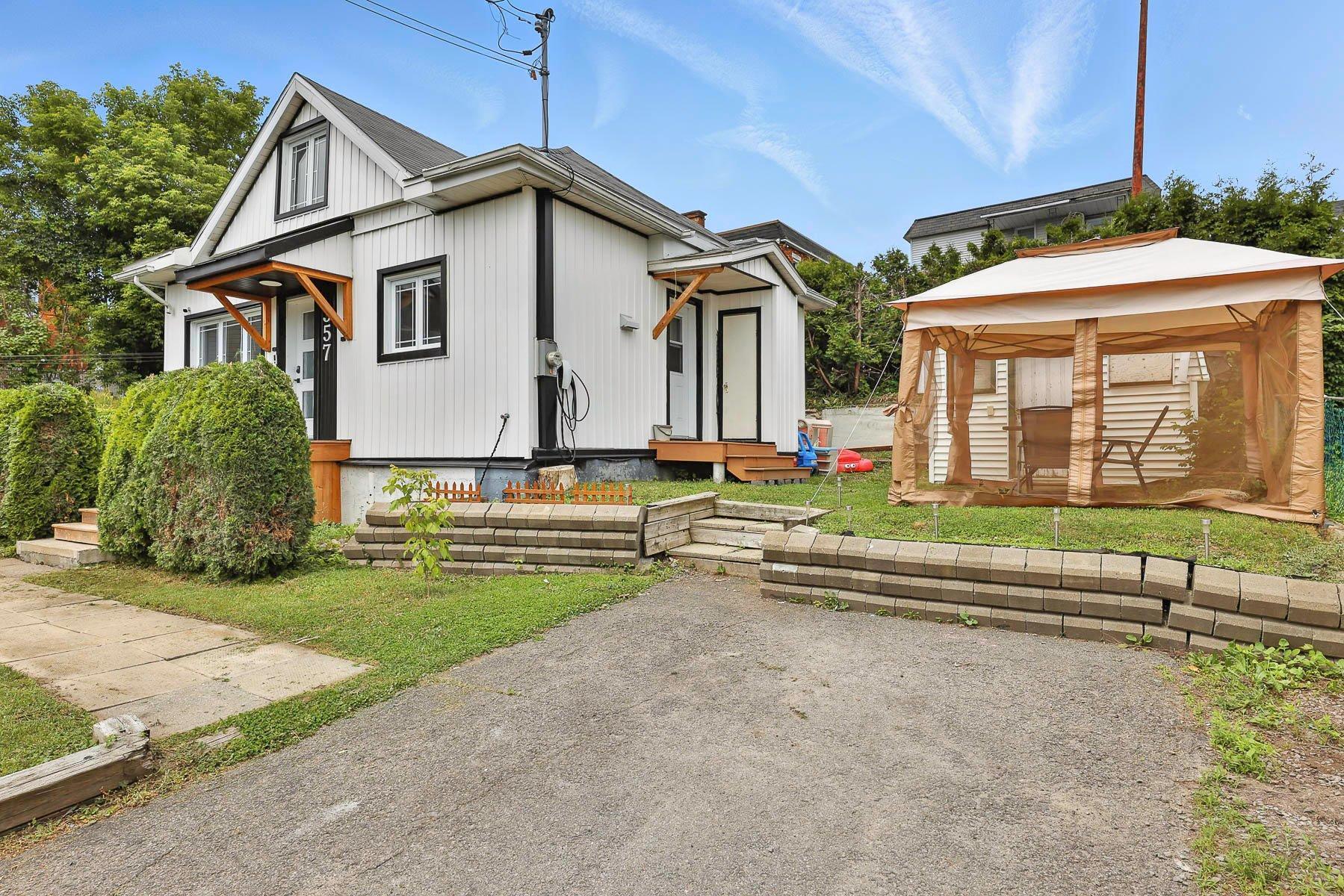 









357


Rue Latour

,
Saint-Jérôme,




QC
J7Z2H3

