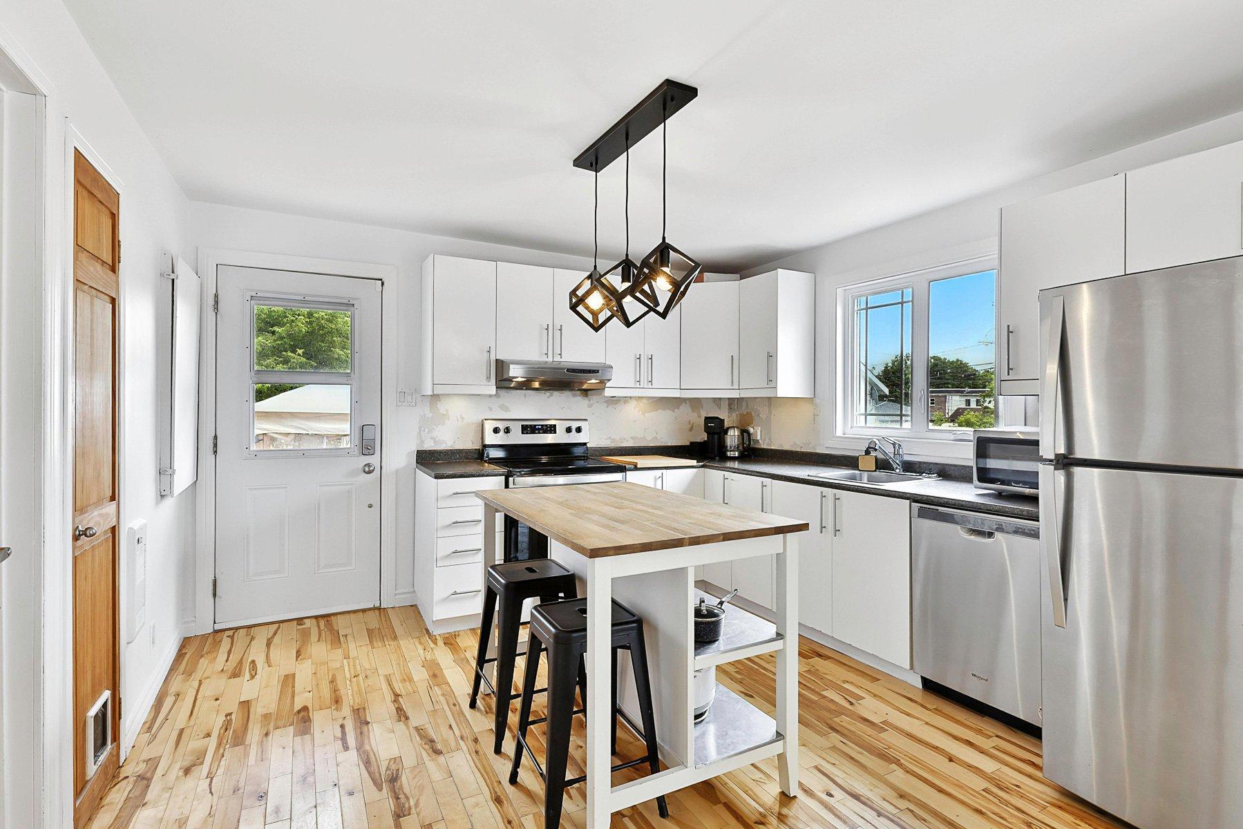 









357


Rue Latour

,
Saint-Jérôme,




QC
J7Z2H3


