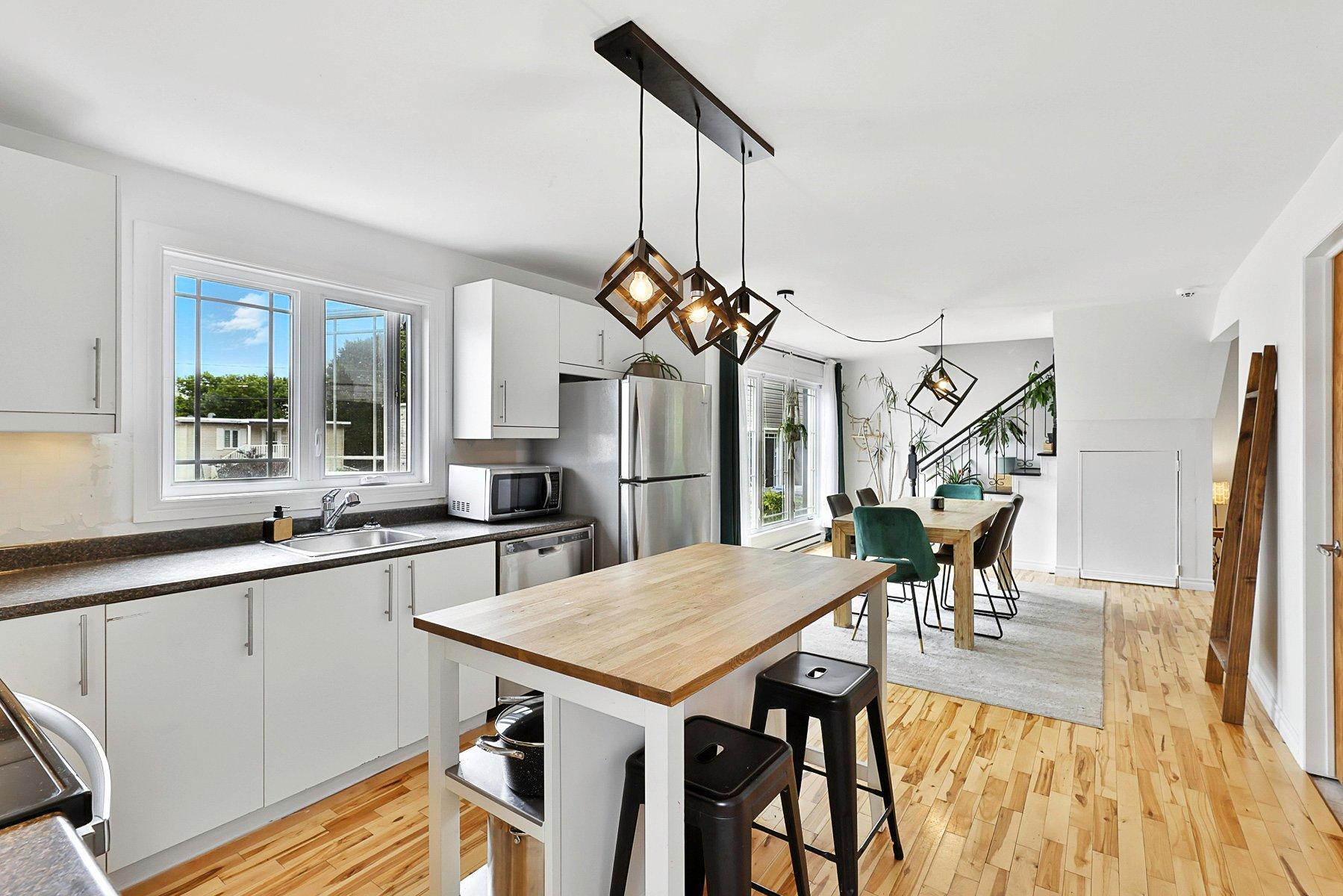 









357


Rue Latour

,
Saint-Jérôme,




QC
J7Z2H3

