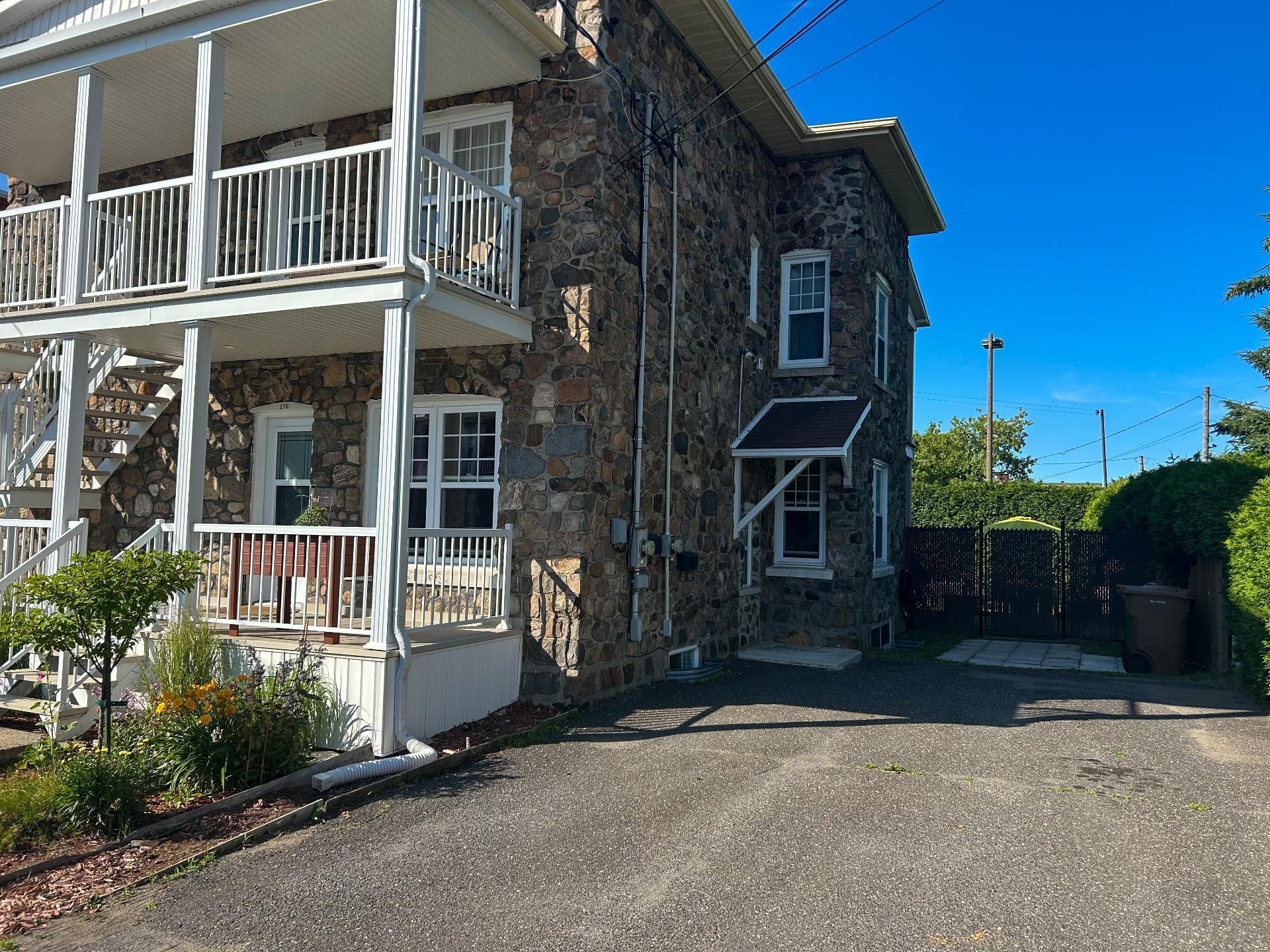 









270

 - 272


Rue Moisan

,
Drummondville,




QC
J2C1X1

