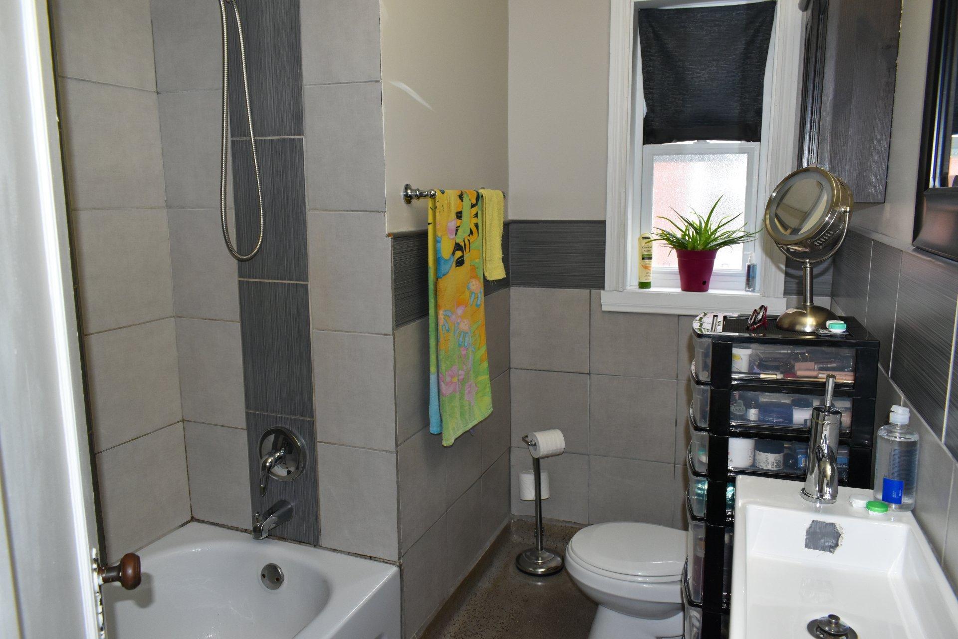 









270

 - 272


Rue Moisan

,
Drummondville,




QC
J2C1X1

