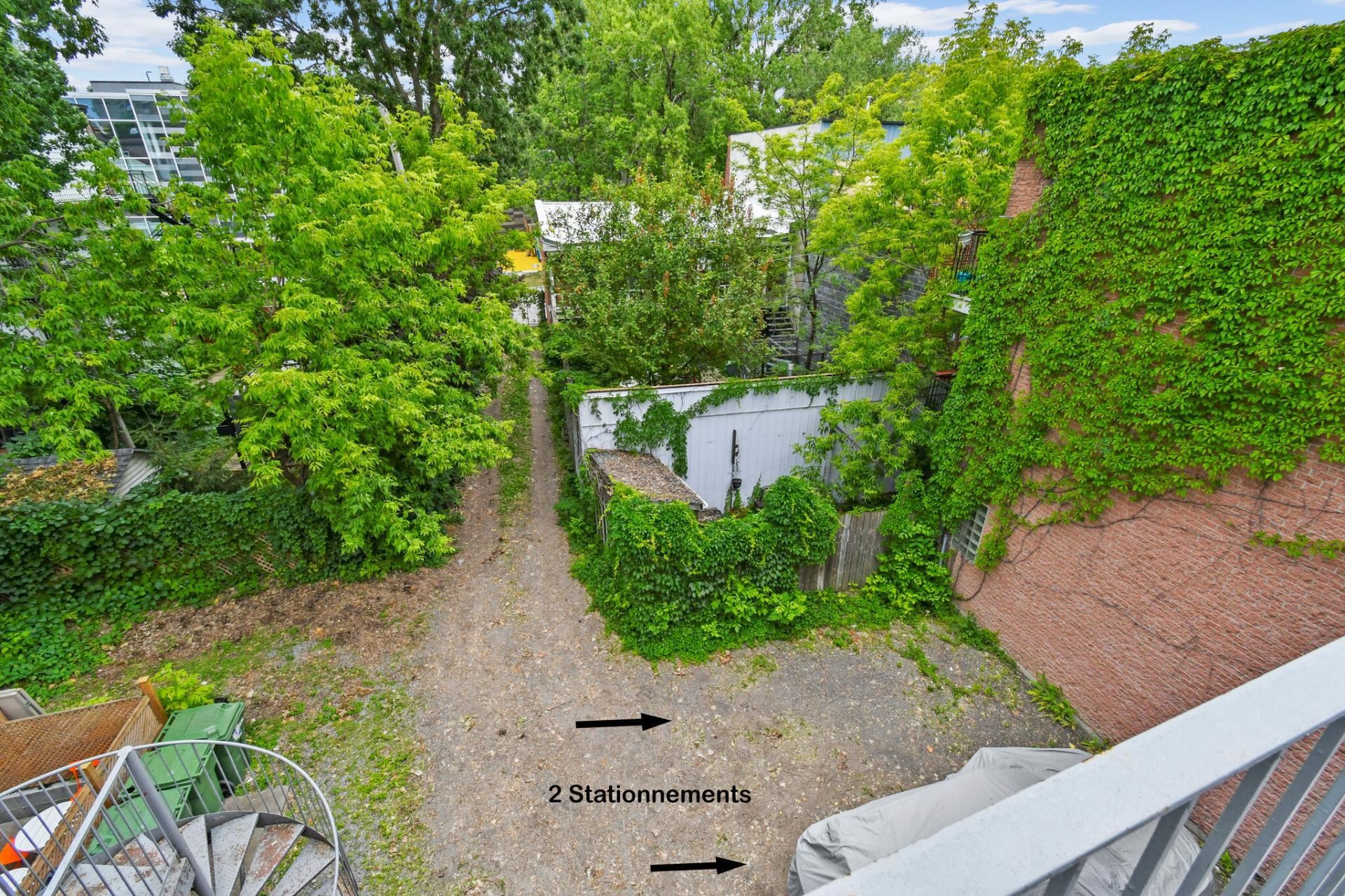 









1321

 - 1327


Rue Ontario E.

,
Montréal (Ville-Marie),




QC
H2L1R8

