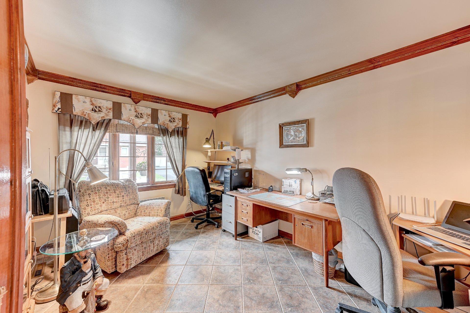 









2290


Rue René

,
Longueuil (Le Vieux-Longueuil),




QC
J4K3E9

