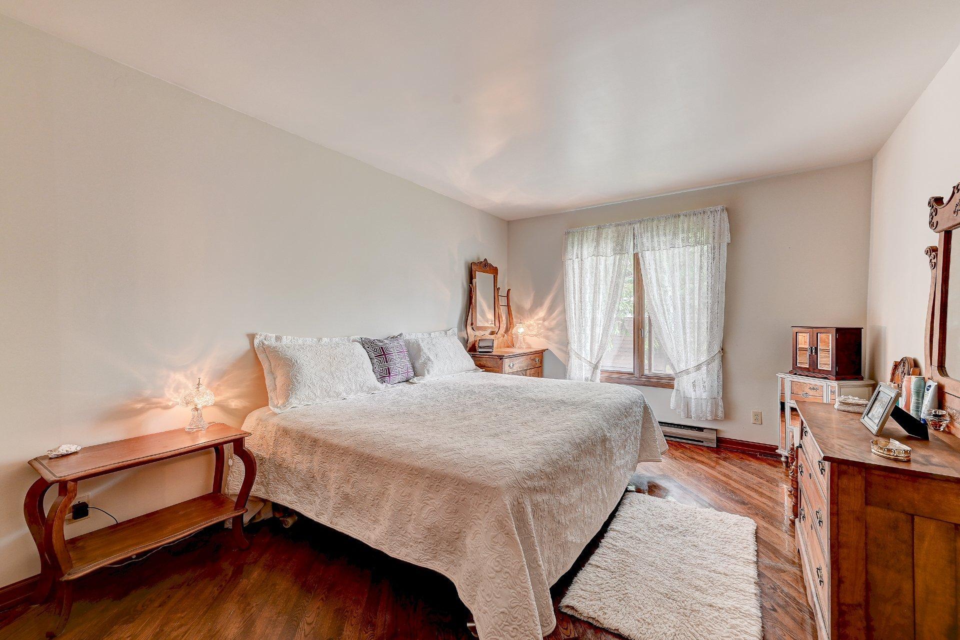 









2290


Rue René

,
Longueuil (Le Vieux-Longueuil),




QC
J4K3E9

