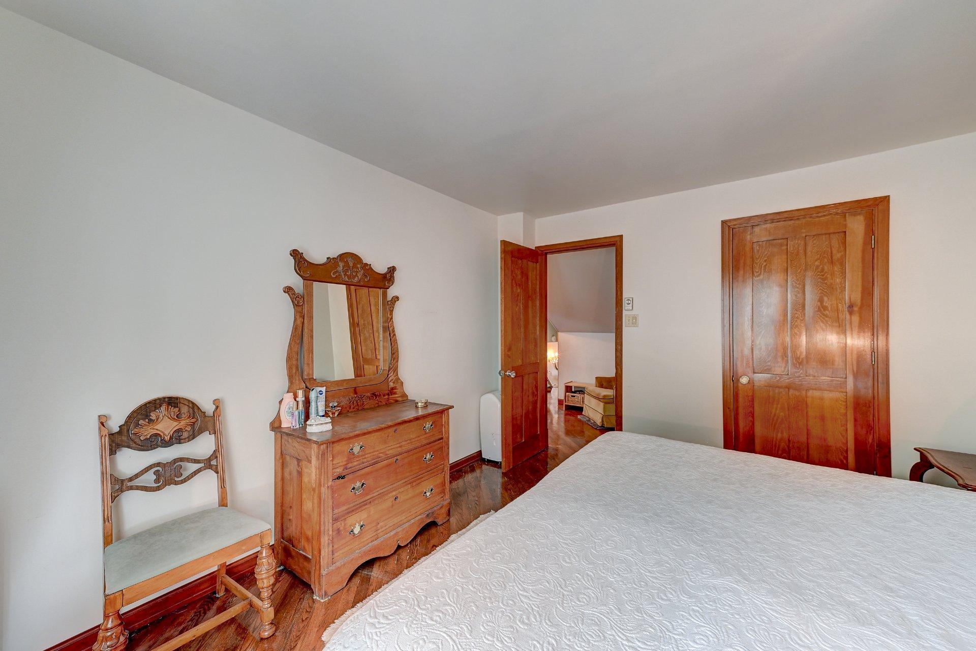 









2290


Rue René

,
Longueuil (Le Vieux-Longueuil),




QC
J4K3E9

