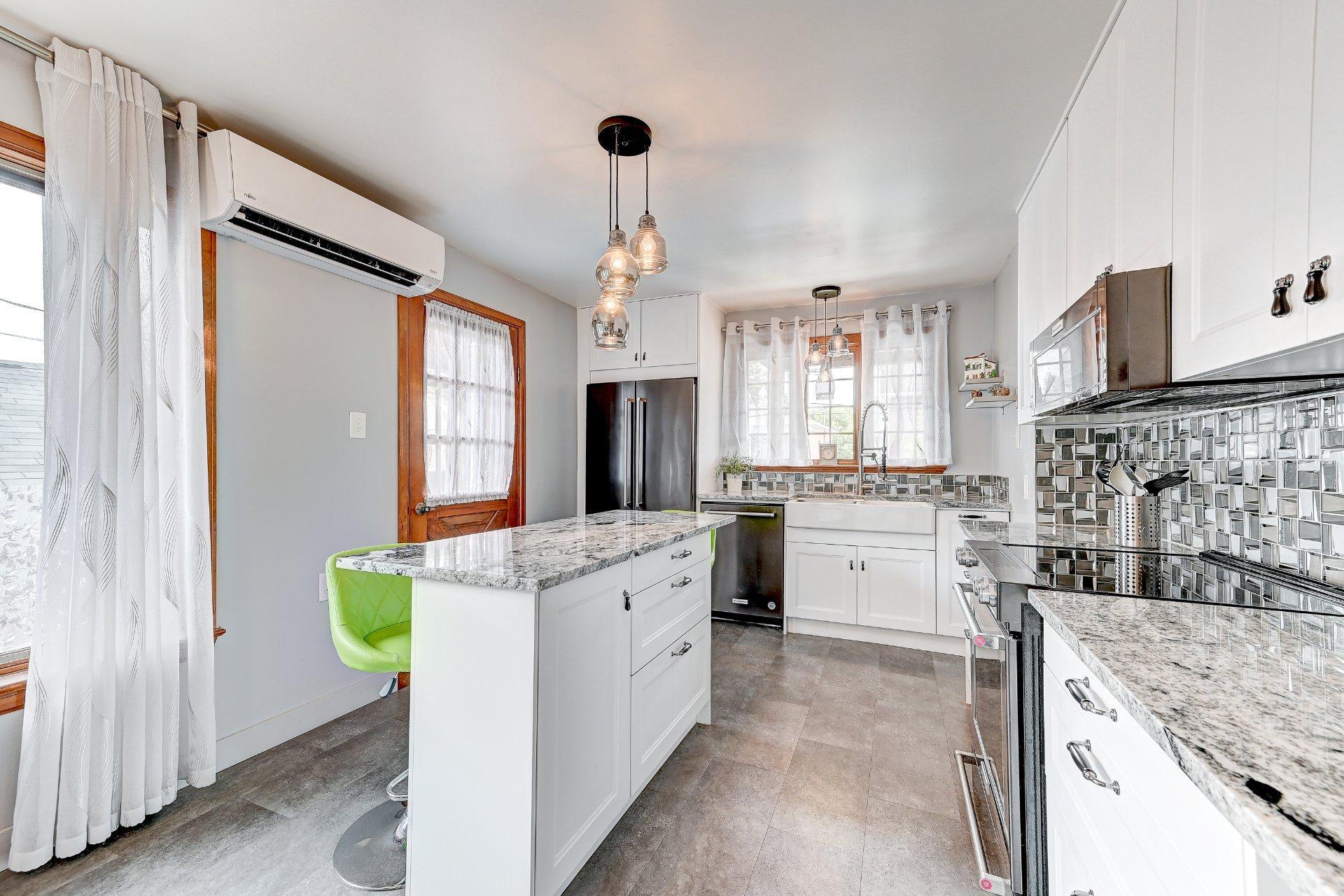 









2290


Rue René

,
Longueuil (Le Vieux-Longueuil),




QC
J4K3E9

