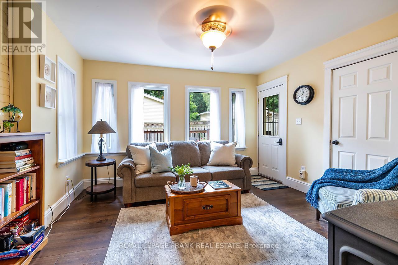 












180 BIGELOW STREET S

,
Scugog (Port Perry),




Ontario
L9L1L6

