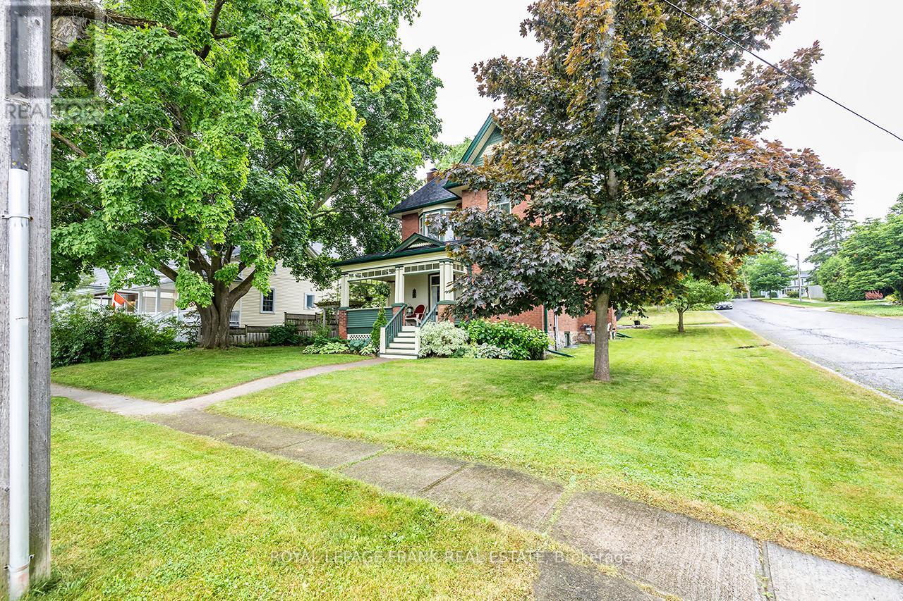 












180 BIGELOW STREET S

,
Scugog (Port Perry),




Ontario
L9L1L6


