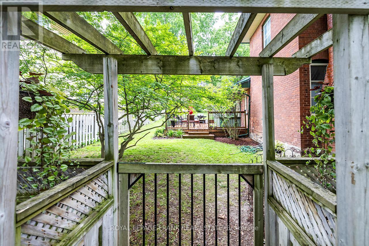 












180 BIGELOW STREET S

,
Scugog (Port Perry),




Ontario
L9L1L6

