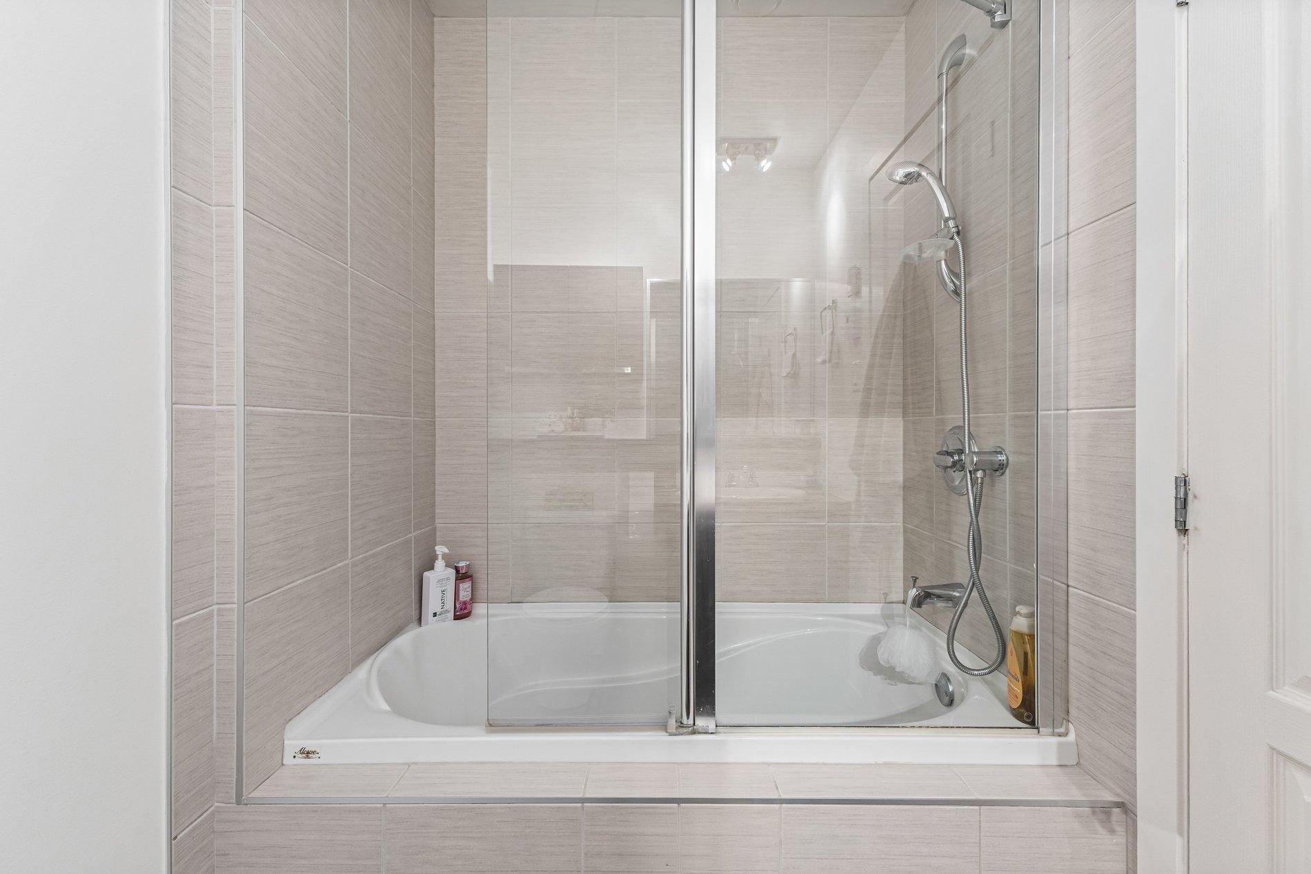 









5101


Av. Eliot

, 216,
Laval (Chomedey),




QC
H7W0G2

