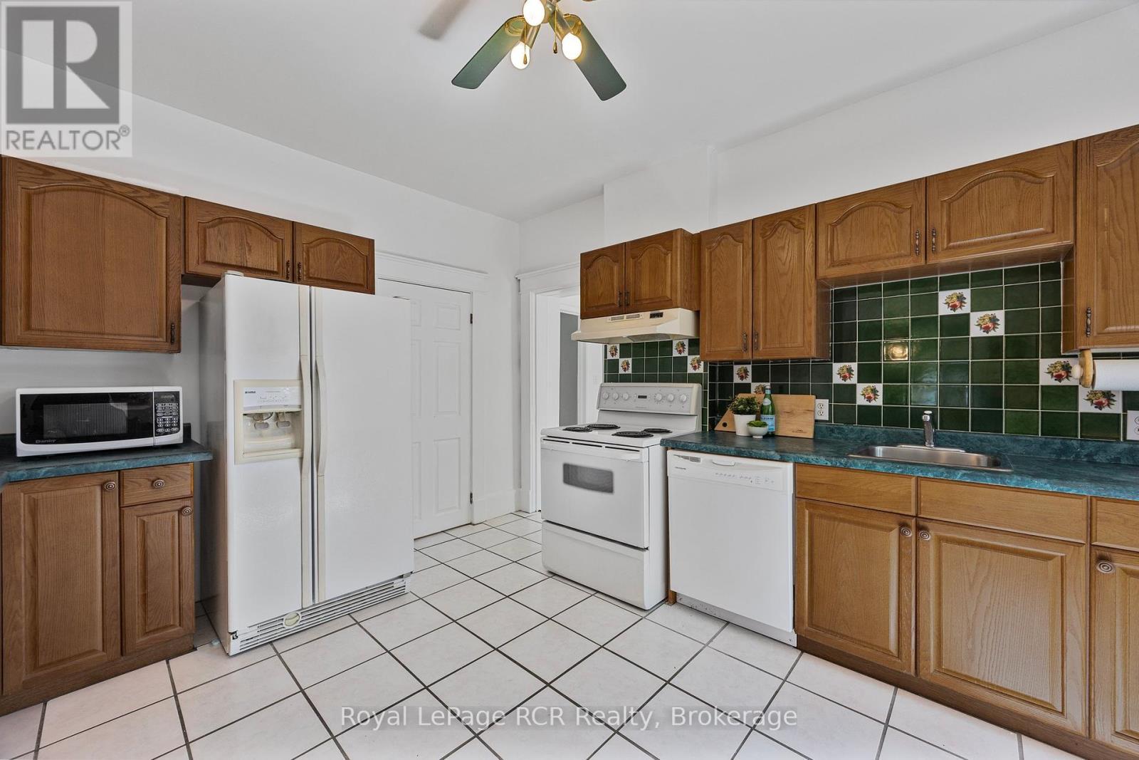 












130 SECOND STREET

,
Collingwood,




Ontario
L9Y1E8

