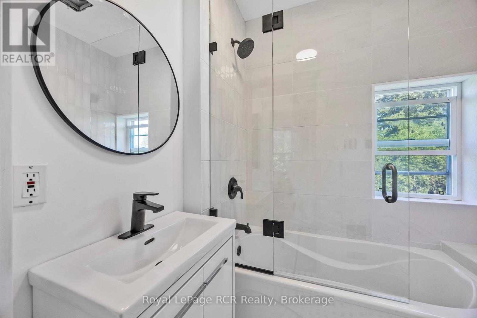 












130 SECOND STREET

,
Collingwood,




Ontario
L9Y1E8

