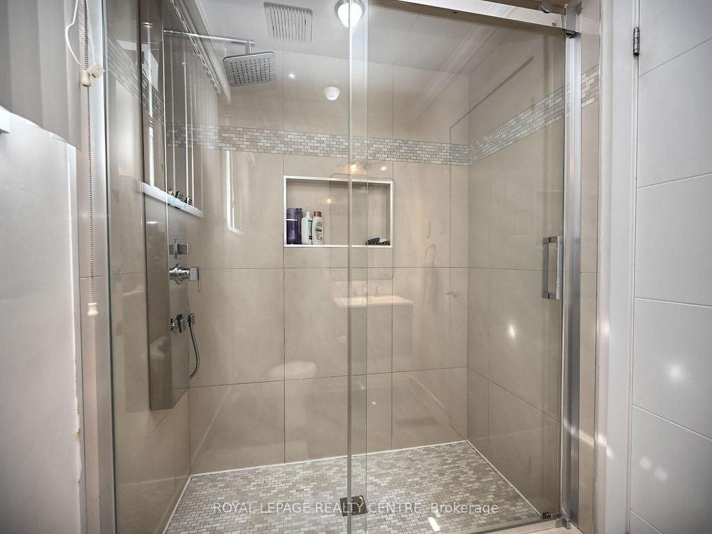 









1221


Kos

Boulevard,
Mississauga,




ON
L5J 4L3

