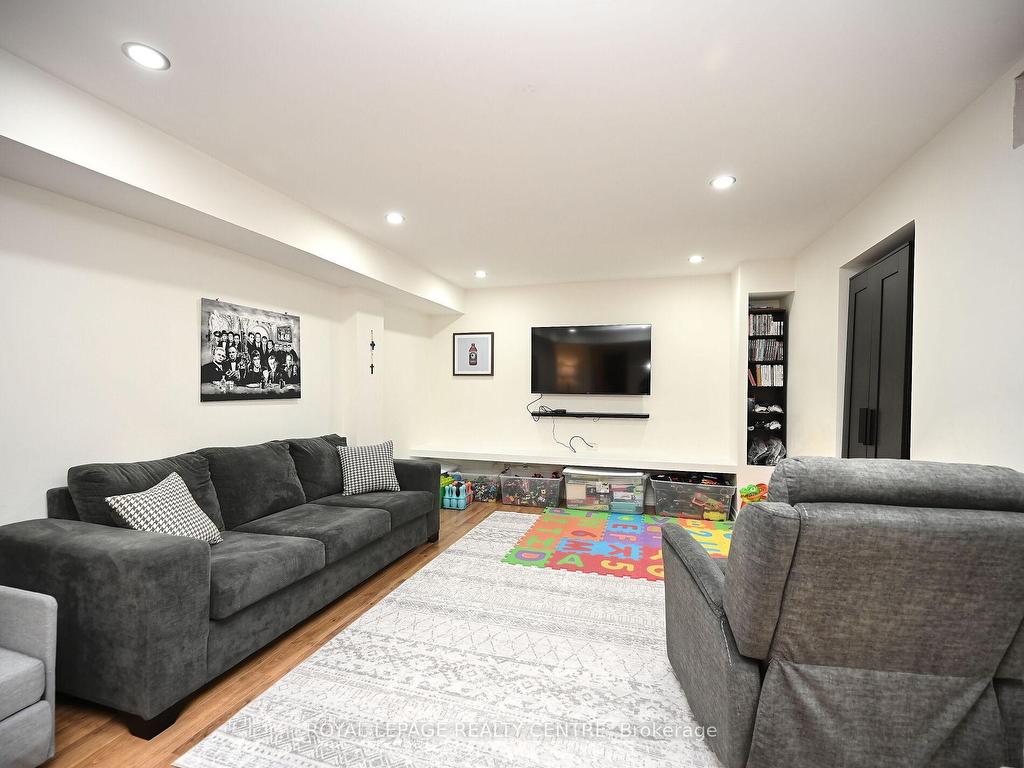 









1221


Kos

Boulevard,
Mississauga,




ON
L5J 4L3

