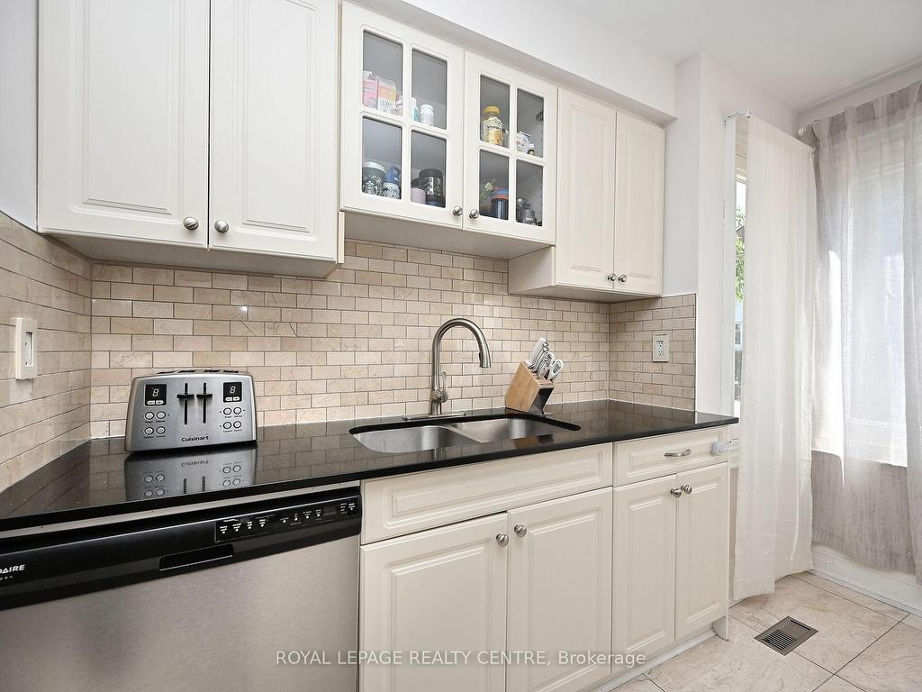 









1221


Kos

Boulevard,
Mississauga,




ON
L5J 4L3

