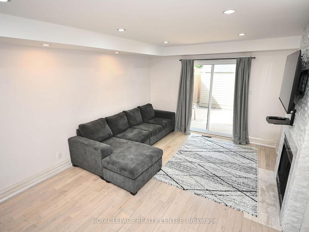 









1221


Kos

Boulevard,
Mississauga,




ON
L5J 4L3

