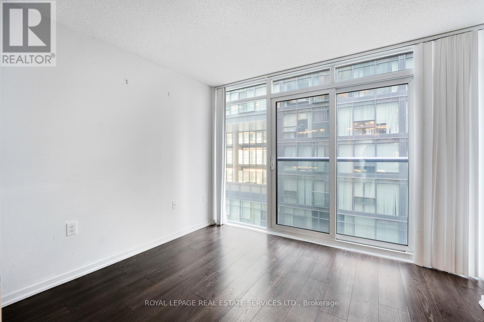 












1003E - 36 LISGAR STREET

,
Toronto,




Ontario
M6J3G2

